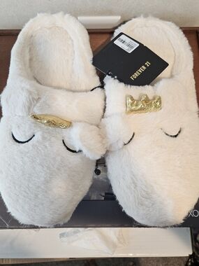 Brand NEW WITH TAGS- Forever 21 Plush Unicorn Slippers - Cream with Gold Accent